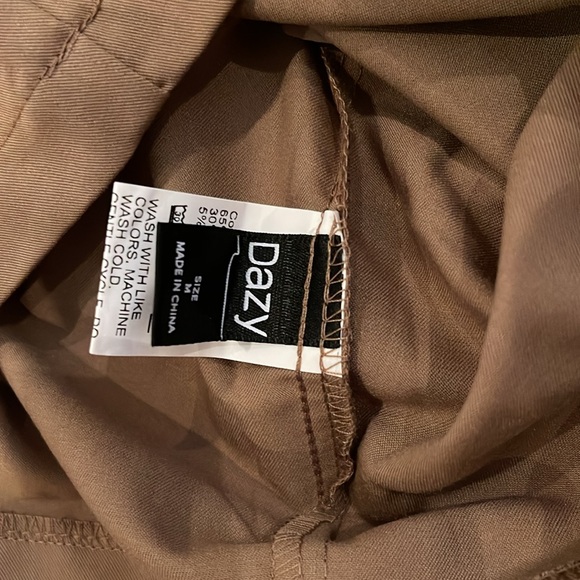 Dazy brown short romper size medium - Picture 4 of 5